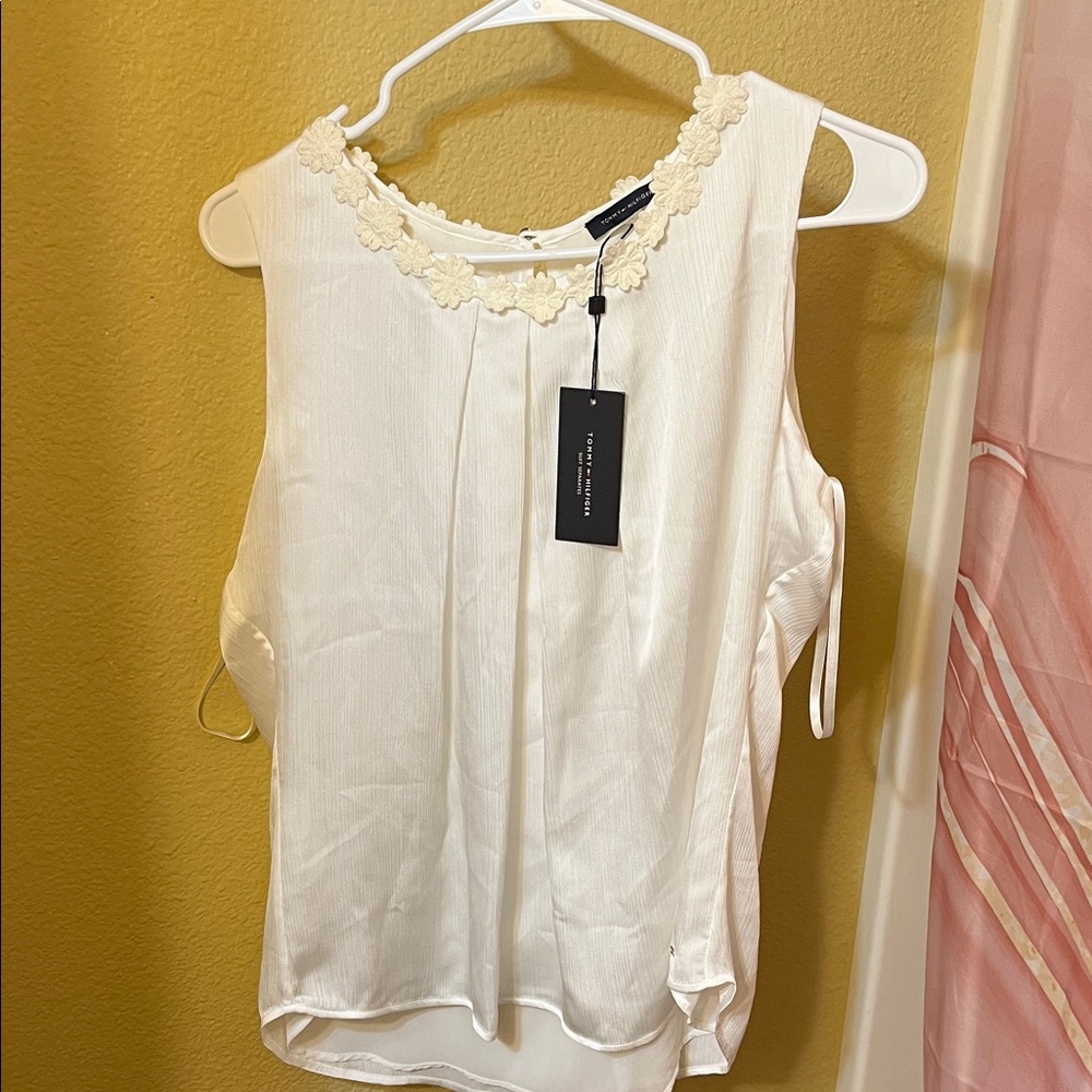 Tommy Hilfiger Elegant White Sleeveless Top with Floral Neck Detail